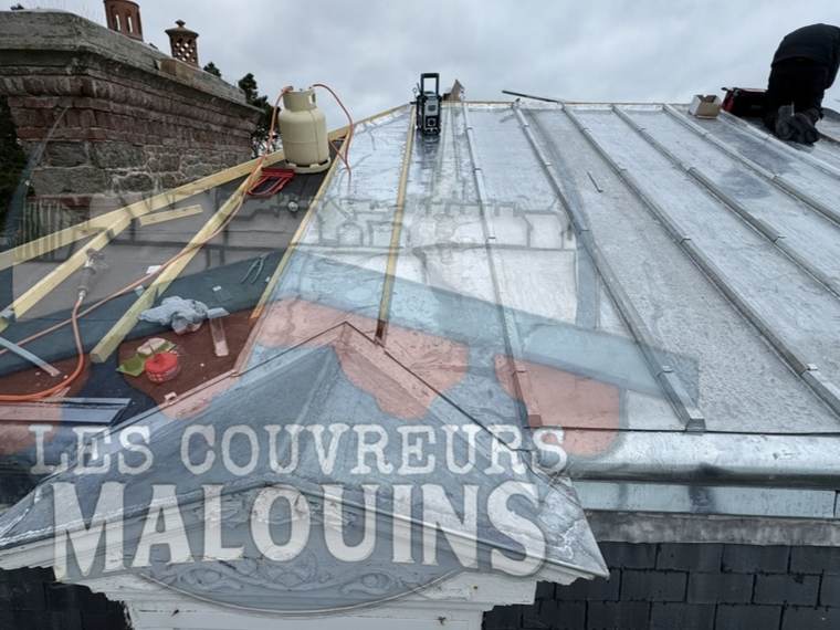 Pose d'une couverture zinc à joint debout, chantier en cours