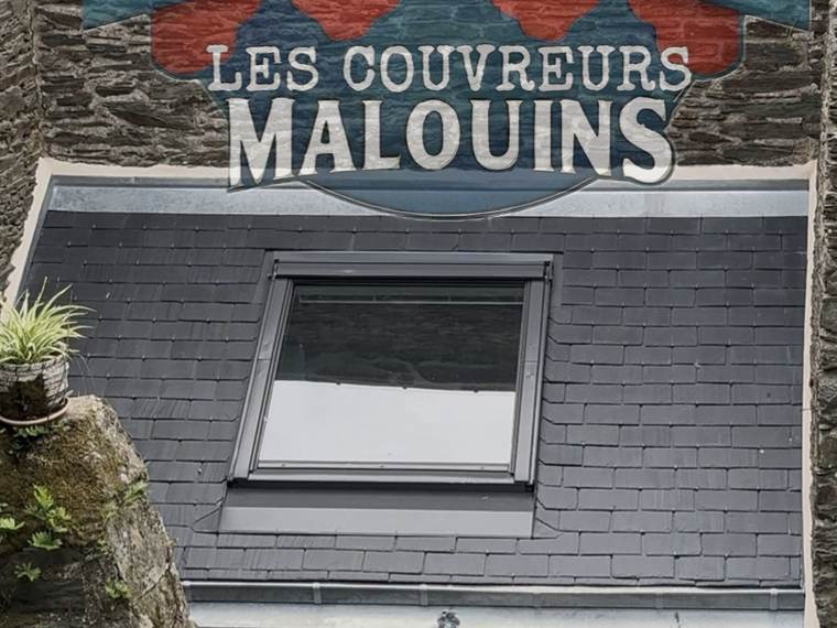 Couverture en ardoise neuve remplaçant l'ancienne verrière, fenêtre de toit intégrée et abergements zinc, entre les deux murs de granit