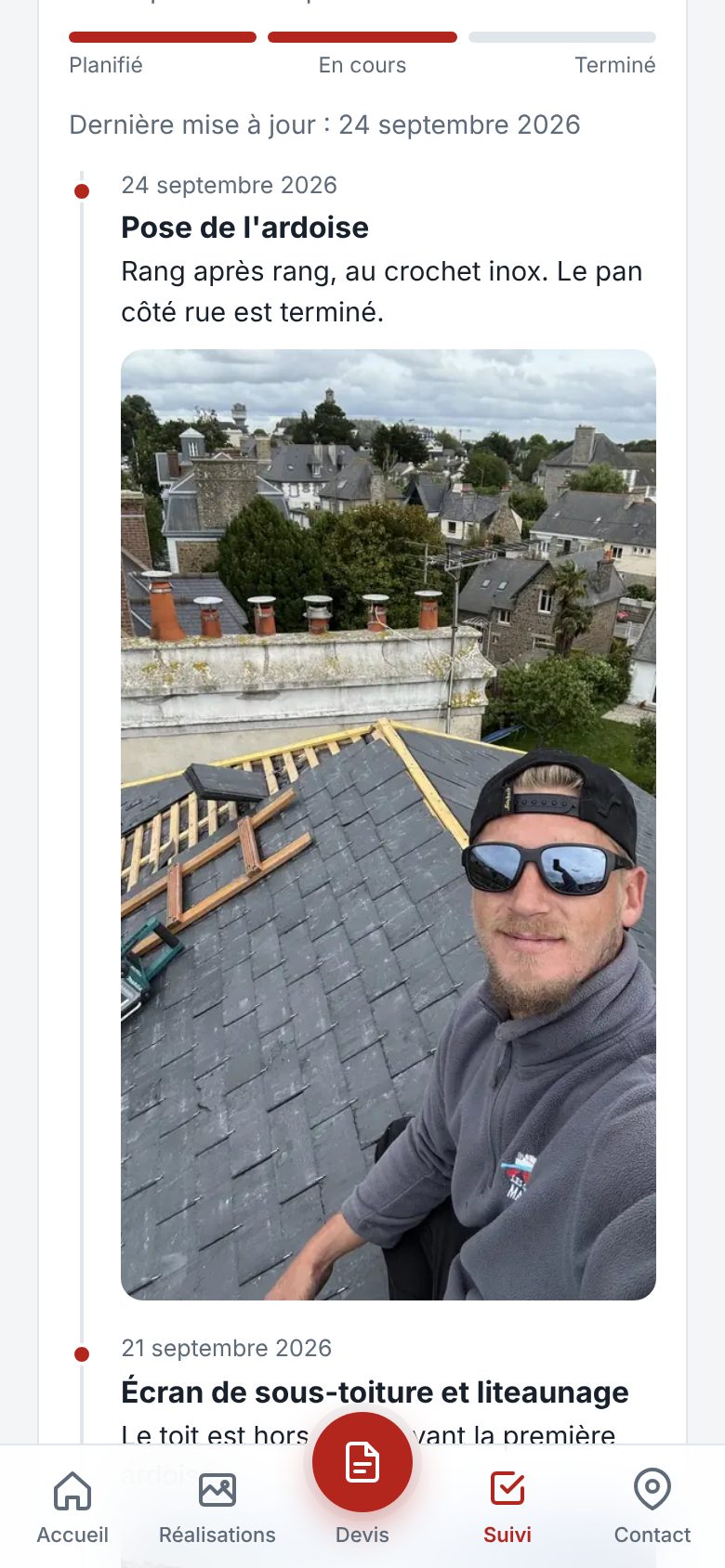 Étape « Pose de l'ardoise » dans le suivi de chantier : date, explication et photo du couvreur sur la toiture en cours de pose, vue sur Saint-Malo