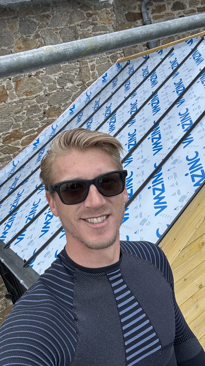 Willy Lambert, couvreur zingueur, devant la toiture en zinc VMZINC de l'extension en cours de pose
