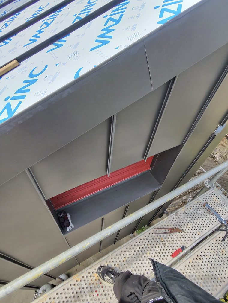 L'équipe des Couvreurs Malouins devant l'extension terminée, entièrement habillée de zinc anthracite à joint debout