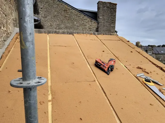 Isolation par l'extérieur en panneaux de fibre de bois, avant la pose du zinc, à Cancale