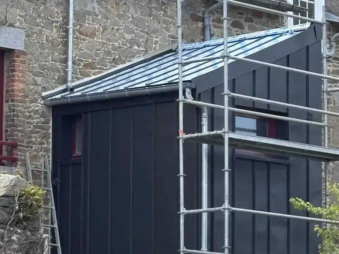 Extension habillée de zinc anthracite à joint debout, toiture et façades, à Cancale