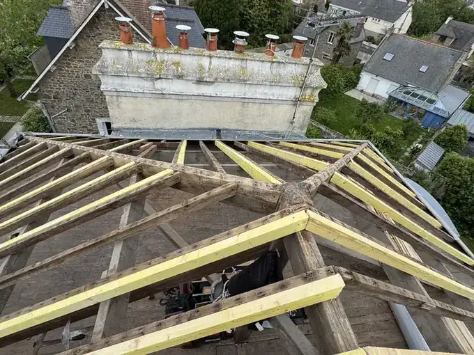 Charpente reprise à Saint-Malo : chevrons neufs à côté des pièces anciennes saines