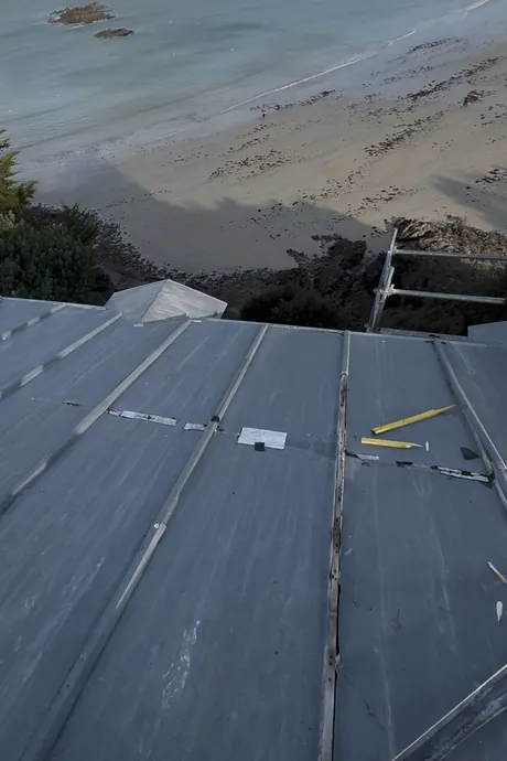 Avant : l'ancien terrasson en zinc de la villa de Saint-Lunaire, couvre-joints fendus et rustines, la plage en contrebas