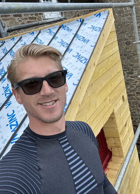Willy Lambert sur le chantier de Cancale : extension en zinc à joint debout VMZINC, feuilles encore sous film de protection